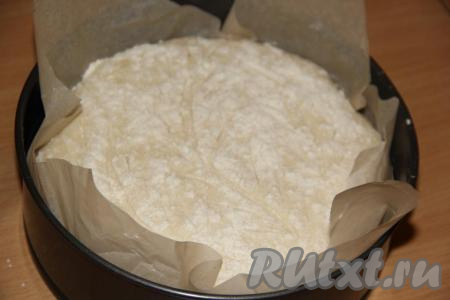 Оставить тесто для расстойки на 1,5 часа. Затем, по желанию, сделать на поверхности теста надрезы с помощью лезвия (можно обойтись и без надрезов).