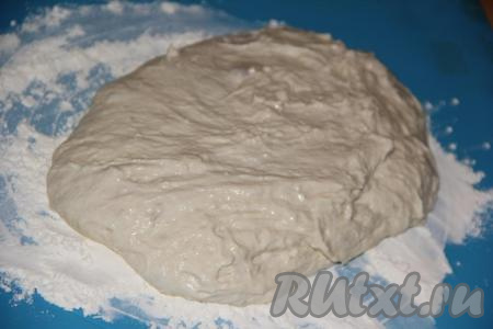 Стол (или силиконовый коврик) припылить мукой и выложить тесто на стол.