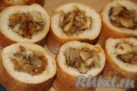 Каждый стаканчик из багета наполнить грибной начинкой.