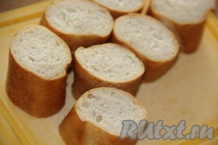 Багет разрезать на кусочки высотой 5 см (будущие пенёчки).
