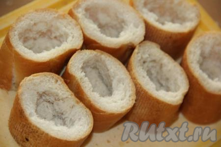 В каждом кусочке багета обмять мякиш. У нас получатся стаканчики с донышком.