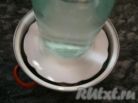 Сверху разместить тарелку и гнёт (у меня - 2-х литровая банка с водой) и оставить их мариноваться при комнатной температуре на 12 часов.