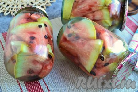 Банки закатать, перевернуть и укутать в одеяло до полного остывания. Очень вкусные арбузы, маринованные с уксусом в банках, можно хранить при комнатной температуре.
