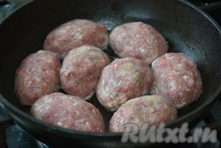 Разогреваем сковороду и добавляем в неё растительное масло, выкладываем курино-говяжьи котлеты и жарим на среднем огне, примерно, 10 минут с одной стороны.