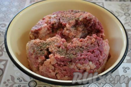 Курино-говяжий фарш солим, перчим, добавляем специи по вкусу.