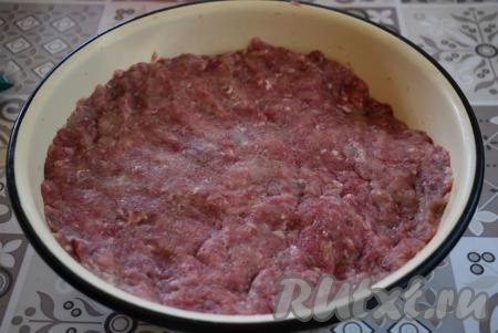 Далее хорошо вымешиваем фарш до однородности и начинаем формировать котлеты.