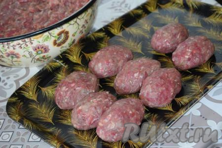 Берём немного фарша в руку и несколько раз сильно отбиваем комочек фарша рука об руку. Я отбиваю одну котлету не менее 20 раз, для того чтобы весь воздух вышел и котлета хорошо держала форму, стала однородной, не рыхлой. Лепим таким образом столько котлет, сколько нужно на ужин или обед, остальной фарш убираем в морозилку, он прекрасно хранится до следующего приготовления. Всего выход котлет из указанного количества ингредиентов, примерно, 24 штуки.