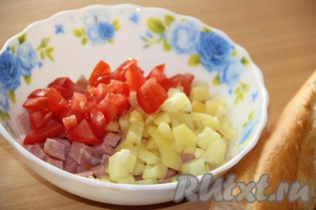 Затем к перцу и колбасе добавить помидоры, нарезанные на небольшие кусочки.