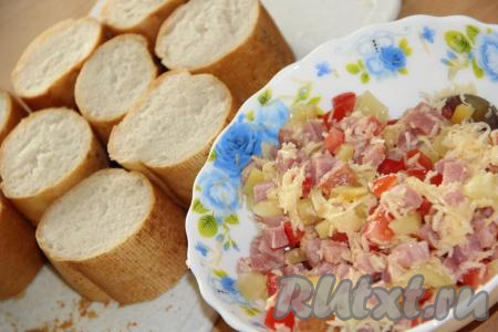 Тщательно перемешать начинку для фарширования багета.