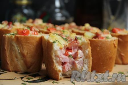 Багет с колбасой и сыром, запечённый в духовке, получается аппетитным и сочным, к столу подаём в тёплом виде, украсив нарезанным укропом. Это простое блюдо и насытит, и порадует отменным вкусом, попробуйте!