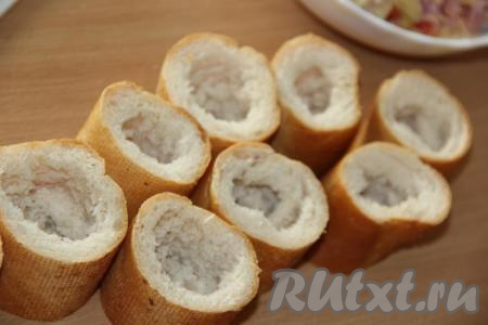 Багет нарезать на кусочки толщиной 5-6 см. Примять мякиш в каждом кусочке багета по дну и стенкам. У нас получатся "стаканчики".