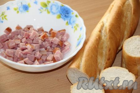 Колбасу нарезать на мелкие кубики.
