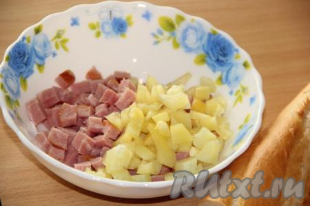 Болгарский перец вымыть, удалить семена, нарезать на мелкие кубики и добавить к колбасе.