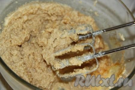 Перемешать смесь масла и сахара миксером. Не нужно получившуюся смесь сильно взбивать, просто перемешайте до однородной консистенции.