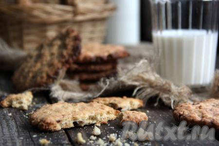 Выпекать овсяное печенье с орехами и шоколадом в разогретой духовке, примерно, 10 минут (до золотистого цвета) при температуре 180 градусов. Вначале готовое печенье будет достаточно мягким, достаньте его из духовке и дайте ему полежать на противне, а затем переложите на тарелку. В процессе остывания выпечка станет хрустящей. Ароматное, вкусное овсяное печенье, приготовленное с орехами и шоколадом, станет великолепным дополнением к молоку, чаю и кофе и несомненно понравится всей семье!