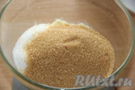 Достать заранее сливочное масло из холодильника и дать полежать при комнатной температуре, чтобы масло стало мягким. Соединить масло, белый и коричневый сахар.