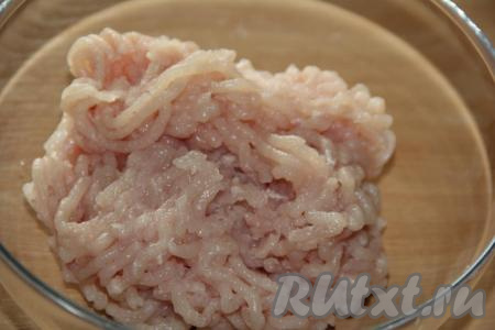 Я использовала куриную грудку и пропустила её через мясорубку.