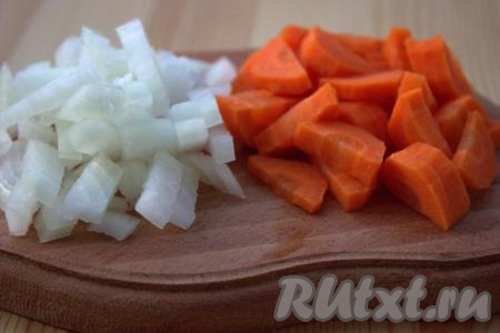 Очистить лук, нарезать небольшими кубиками. Морковь вымыть, очистить и нарезать полукольцами.