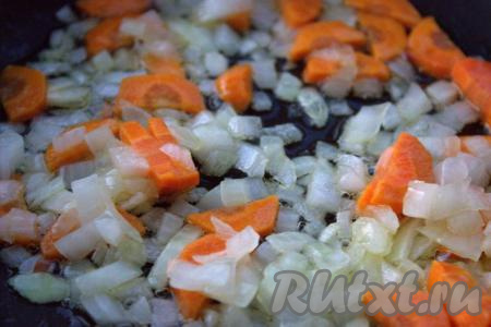 Влить в сковороду растительное масло и поставить на огонь. Выложить в сковороду лук, обжарить на среднем огне до прозрачности (3-5 минут), иногда помешивая. Добавить морковь к луку, овощи обжарить в течение 5 минут, не забывая помешивать.