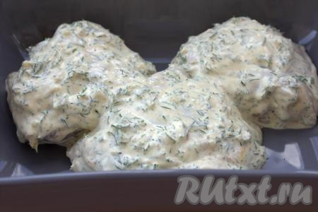 Противень для запекания слегка смазать растительным маслом, выложить куриные бёдра в сметанном маринаде и отправить в разогретую духовку. Запекать при температуре 200 градусов, примерно, 35-40 минут. Готовность куриного мяса проверить, сделав небольшой надрез, - если вытекает прозрачный сок, значит блюдо готово.