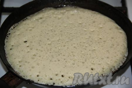 Хорошо разогреть сковороду. Сковородку смазываем тонким слоем растительного масла только перед выпечкой первого блинчика. Половником влить в сковороду небольшое количество теста и распределить его по всей поверхности сковороды.