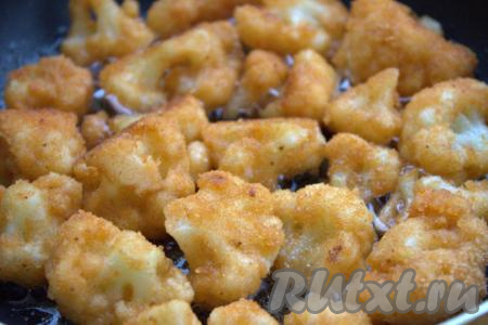 Жарить соцветия цветной капусты минуты по 2-3 с каждой стороны (до  золотистой корочки) на среднем огне.