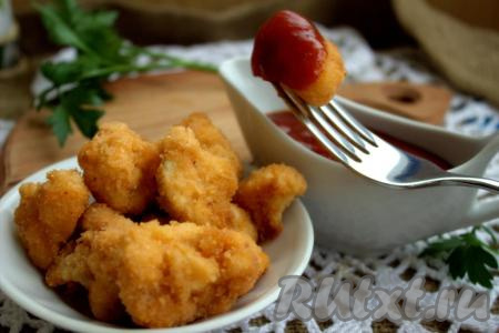 Аппетитную, вкусную цветную капусту, жареную в панировочных сухарях на сковороде, подавайте к столу в горячем виде. Блюдо получается достаточно сытным. Приготовив капусту по этому рецепту, вы точно не разочаруетесь!