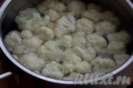 Влить в кастрюлю воду, довести на огне до кипения. Кусочки цветной капусты поместить в кипящую подсоленную воду, снова довести воду до кипения и, уменьшив огонь, варить капусту в течение 3-4 минут.