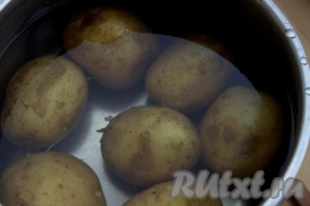Картофель тщательно вымыть, поместить в кастрюлю, залить холодной водой и поставить на огонь. Как только вода закипит, уменьшить огонь до минимума, накрыть кастрюлю крышкой и варить картошку 25-30 минут (до готовности). Готовность картошки определяется при помощи вилки (или ножа) - если клубень легко протыкается, значит картофель сварился.