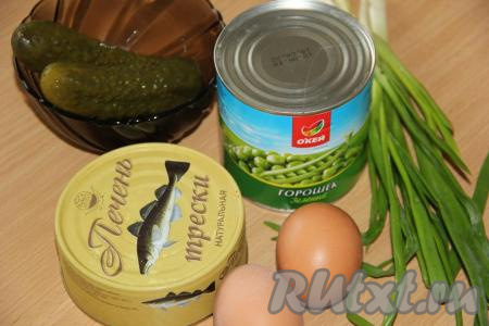 Подготовить продукты для приготовления салата  с печенью трески и солёными огурцами. Яйца предварительно сварить  (в течение минут 10 с начала закипания воды), остудить, а затем очистить от скорлупы.