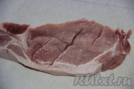 Стейки должны быть толщиной, примерно, 1,5 см. На мясе нужно с двух сторон сделать надрезы в виде квадратов. Тогда наши стейки будут готовиться на мангале очень быстро (в течение 6-8 минут).