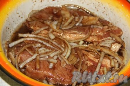 Поместить мясо в маринад и хорошо перемешать. Маринад должен полностью покрыть мясо. Оставить свинину в холодильнике на ночь. Желательно мясо мариновать в течение 10 часов, тогда оно получится более мягким и вкусным.