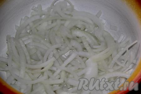 Теперь займёмся маринадом для шашлыка. Лук очистить и нарезать тонкими полукольцами.