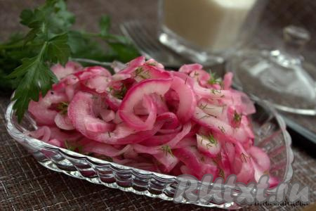 Красный лук, маринованный в уксусе