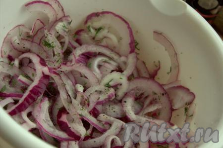 Попробовать лук на вкус, при необходимости, добавить соль или сахар. Накрыть миску с красным луком пищевой плёнкой (или крышкой). Оставить мариноваться на 15-20 минут.