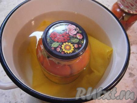 Залить кипящим маринадом перец в банках, накрыть прокипячёнными крышками. Довести до кипения воду в большой кастрюле, на дно которой поместить тряпочку, сложенную в несколько раз. Аккуратно поставить в кипящую воду банки с перцами. Стерилизовать заготовку  минут 15 с момента закипания воды. 