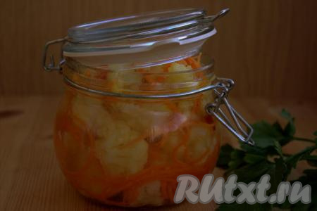 Оставить банку с цветной капустой, маринованной с морковью по-корейски, до полного остывания при комнатной температуре, а потом отправить в холодильник на сутки.