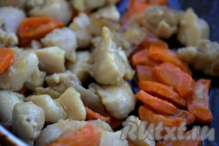 Морковь вымыть, очистить, нарезать полукольцами (можно натереть на средней тёрке), добавить в сковороду к луку и курице. Обжаривать овощи с куриным филе до мягкости морковки, помешивая время от времени (примерно, 5 минут). Слегка посолить и приправить специями.