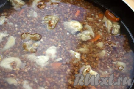 После этого в сковороду влить кипяченую воду (или мясной бульон). Если потребуется, ещё раз посолить и приправить специями. Не доводя до кипения, уменьшить огонь до минимума, сковороду накрыть крышкой (я накрыла фольгой) и готовить гречку с куриным филе, примерно, 30-35 минут (до полного испарения жидкости).