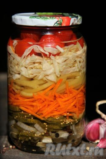 Овощное ассорти с белокочанной капустой, огурцами, перцем и помидорами смотрится очень аппетитно, да и получается очень вкусным. Зимой открыть баночку такой домашней заготовки будет очень приятно!
