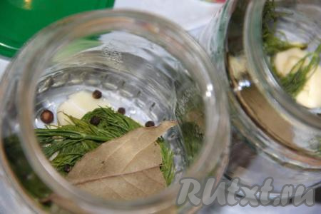 Огурчики залить холодной водой и дать полежать пару часов, затем хорошо вымыть. Банки вымыть, а затем простерилизовать удобным для вас способом. Крышки нужно прокипятить минут 5 с момента закипания воды. На дно каждой простерилизованной банки выложить 5 горошин чёрного перца, веточку (или зонтик) укропа, 1 лавровый листик, 1 горошину душистого перца и 2 очищенных зубчика чеснока. 