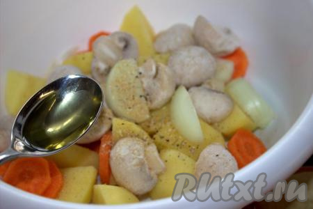 В миску к овощам с шампиньонами влить растительное масло, хорошо перемешать, чтобы и овощи, и грибы хорошо покрылись специями и маслом.