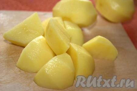 Картофель, морковь и лук очистить. Нарезать картошку крупными кубиками.