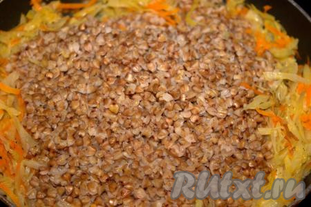 Выключить огонь и томить капусту с гречкой под закрытой крышкой ещё 10-15 минут. 