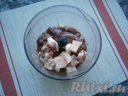 В чашу блендера поместить вымытую куриную печень и кусочки свежего сала.