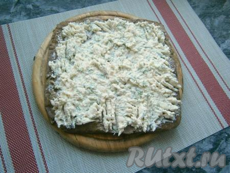 Массу перемешать и смазать ею остывший печёночный корж.