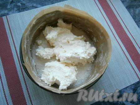 Насыпное тесто разделить на 4 части, творожную начинку - на 3. Одну часть насыпного теста насыпать в форму, разровнять. Сверху выложить одну часть творожной начинки.