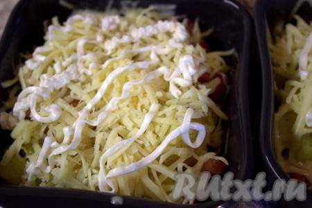 При помощи кулинарного пакета поверх сыра сделать тонкую майонезную сеточку (если нет кулинарного пакета, тогда необходимо в пакете с майонезом ножницами срезать небольшой уголок). Поставить жаропрочную форму, не накрывая фольгой, обратно в духовку и запекать картошку с ветчиной и сыром ещё, примерно, 10 минут (до появления аппетитной золотистой сырной корочки). Готовность картошки можно проверить с помощью зубочистки, если картофель хорошо прокалывается - значит готов.