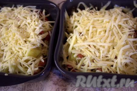 Затем форму с картофелем и ветчиной достать из духовки, посыпать сыром, натёртым на средней тёрке.