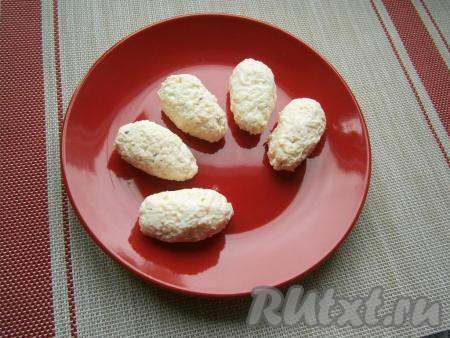 Влажными руками сформировать овальных мышек, выложить их на тарелку.